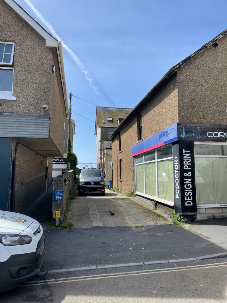 Lot: 84 - SEAFRONT PROPERTY WITH PLANNING FOR REDEVELOPMENT INTO RESTAURANT, BAR AND NINE TWO- BEDROOM APARTMENTS - Rear Access